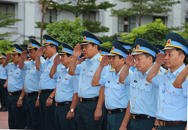 Quân chủng tổ chức lễ dâng hương tưởng niệm các anh hùng, liệt sĩ tại Nhà tưởng niệm liệt sĩ PK-KQ