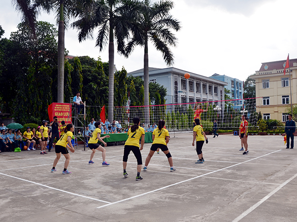Thi đấu giao hữu chuyền hơi chào mừng kỷ niệm 127 năm ngày sinh nhật Bác