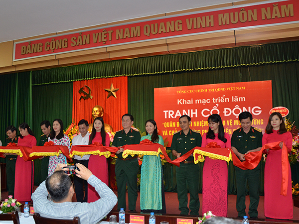 Tổng cục Chính trị khai mạc Triển lãm tranh cổ động