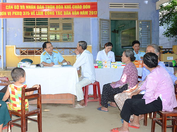 Sư đoàn 375 làm công tác dân vận  tại xã Hòa Sơn, huyện Hòa Vang, TP Đà Nẵng