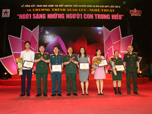 Trao giải Cuộc thi viết “Những tấm gương bình dị mà cao quý” lần thứ 8 và Chương trình giao lưu nghệ thuật “Ngời sáng những người con trung hiếu”