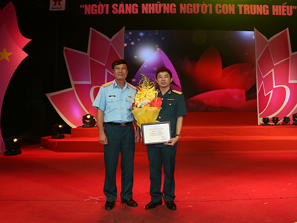 Trao giải Cuộc thi viết “Những tấm gương bình dị mà cao quý” lần thứ 8 và Chương trình giao lưu nghệ thuật “Ngời sáng những người con trung hiếu”