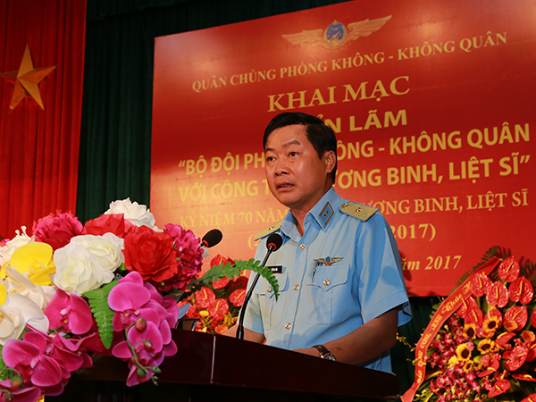 Khai mạc triển lãm “Bộ đội Phòng không-Không quân với công tác thương binh, liệt sĩ”