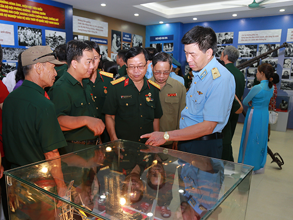 Đoàn đại biểu Quận ủy và Hội Cựu chiến binh quận Bình Tân, Thành phố Hồ Chí Minh thăm Quân chủng PK-KQ