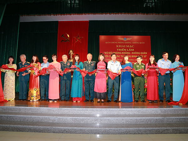 Khai mạc triển lãm “Bộ đội Phòng không-Không quân với công tác thương binh, liệt sĩ”