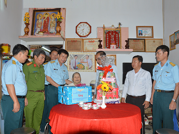 Thiếu tướng Lâm Quang Đại - Chính ủy Quân chủng PK-KQ thăm và tặng quà các đối tượng chính sách ở quận Bình Tân, TP Hồ Chí Minh