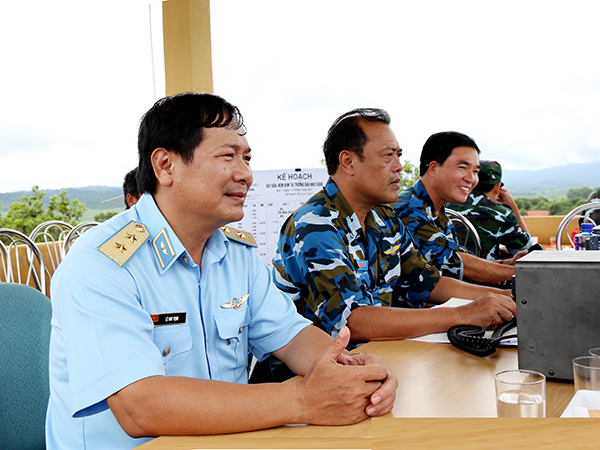 Sư đoàn Không quân 371 thực hành bay bắn, ném bom đạn thật