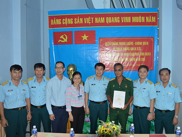 Sư đoàn 370 bàn giao nhà tình nghĩa cho gia đình thương binh Phạm Văn Chủ ở Quận 6, TP Hồ Chí Minh