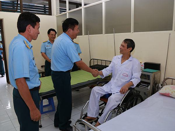 Thiếu tướng Nguyễn Hữu Chí - Phó Tư lệnh Quân chủng thăm, tặng quà các đồng chí thương binh, cán bộ, nhân viên điều trị tại Viện Y học PK-KQ