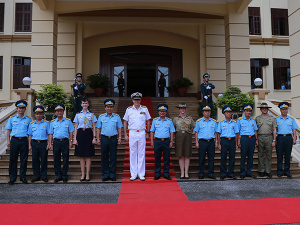 Phó Tư lệnh Lực lượng Quốc phòng Ô-xtrây-lia thăm Quân chủng PK-KQ