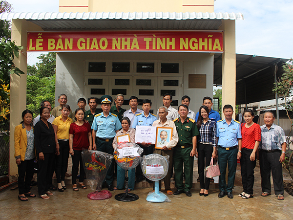 Nhà máy A29 (Cục Kỹ thuật) bàn giao nhà tình nghĩa cho thương binh Nguyễn Thị Mơ
