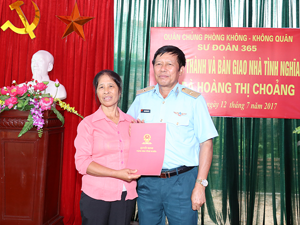 Sư đoàn 365 bàn giao Nhà tình nghĩa cho thân nhân liệt sĩ Vũ Văn Bình