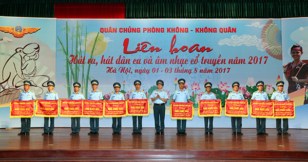 Quân chủng PK-KQ tổ chức Liên hoan “Hát ru, hát dân ca và âm nhạc cổ truyền” năm 2017