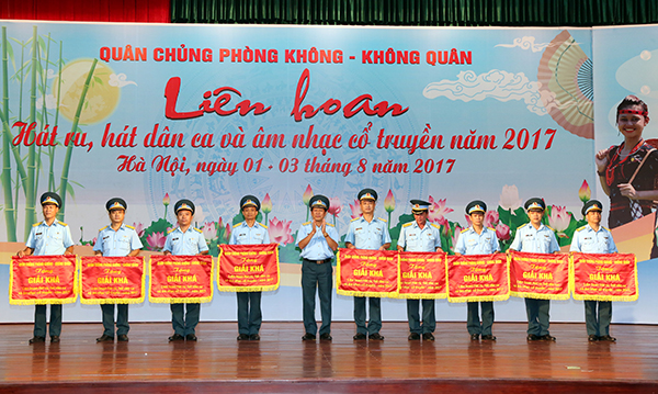 Quân chủng PK-KQ tổ chức Liên hoan “Hát ru, hát dân ca và âm nhạc cổ truyền” năm 2017