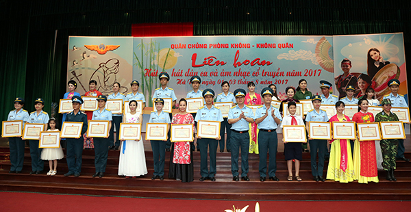 Quân chủng PK-KQ tổ chức Liên hoan “Hát ru, hát dân ca và âm nhạc cổ truyền” năm 2017