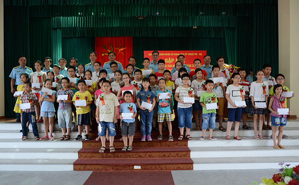 Hội đồng quân nhân khối cơ quan Cục Kỹ thuật gặp mặt các cháu học sinh đạt thành tích cao trong năm học 2016- 2017