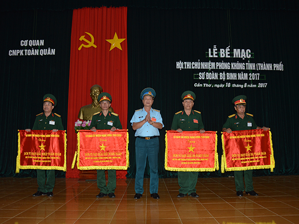 Nâng cao trình độ tổng hợp đội ngũ cán bộ cơ quan Chủ nhiệm Phòng không tỉnh (thành phố), sư đoàn bộ binh