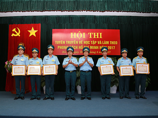 Bồi dưỡng, nâng cao trình độ, kỹ năng tuyên truyền cho cán bộ lãnh đạo