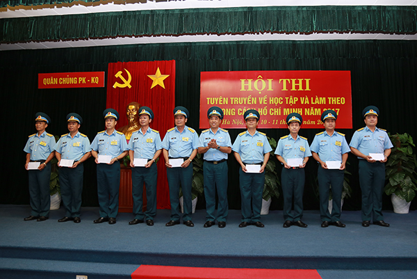 Bồi dưỡng, nâng cao trình độ, kỹ năng tuyên truyền cho cán bộ lãnh đạo