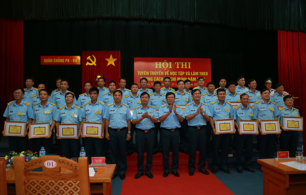 Bồi dưỡng, nâng cao trình độ, kỹ năng tuyên truyền cho cán bộ lãnh đạo