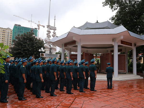 Đoàn đại biểu dự Đại hội đại biểu Đoàn TNCS Hồ Chí Minh Quân chủng PK-KQ lần thứ IX tổ chức Lễ báo công dâng Bác
