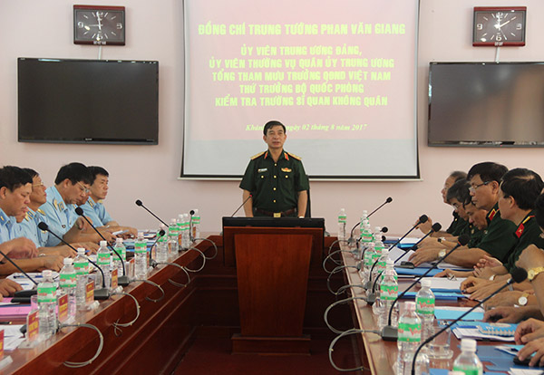 Trung tướng Phan Văn Giang kiểm tra công tác giáo dục - đào tạo và xây dựng chính quy tại Trường Sĩ quan Không quân
