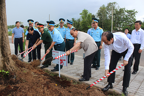 Thủ tướng Nguyễn Xuân Phúc thăm Trung đoàn Không quân 917