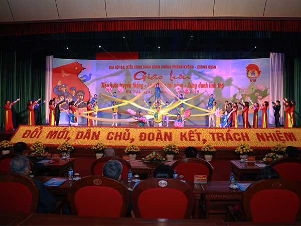 Giao lưu “Tiếp bước truyền thống, cống hiến tài năng, xứng danh lính thợ”