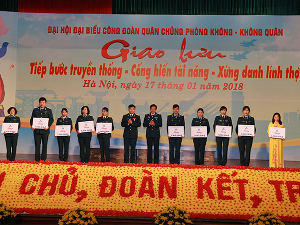Giao lưu “Tiếp bước truyền thống, cống hiến tài năng, xứng danh lính thợ”