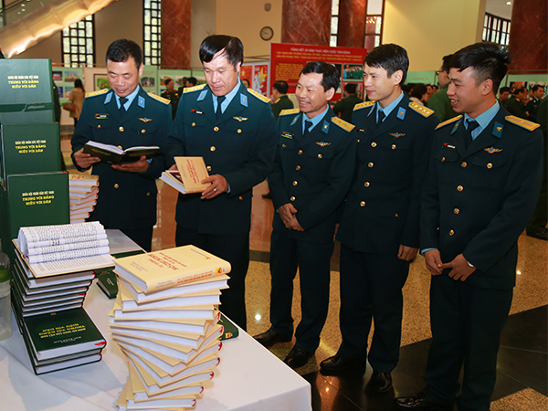 Hội nghị tổng kết 25 năm thực hiện Cuộc vận động “Xây dựng môi trường văn hóa tốt đẹp, lành mạnh, phong phú trong Quân đội” gắn với phong trào “Toàn dân đoàn kết xây dựng đời sống văn hóa” (1992-2017)