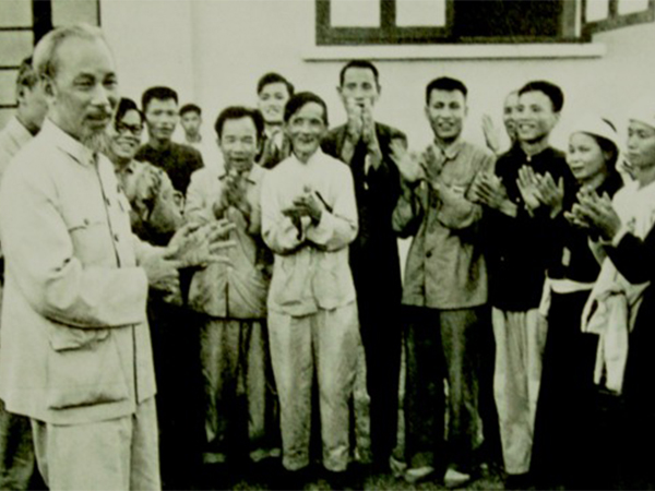 “Năm mới ra sức thi đua ái quốc để thu nhiều thắng lợi hơn năm cũ”