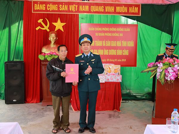Sư đoàn 365 bàn giao Nhà tình nghĩa cho thương binh Dương Đình Công