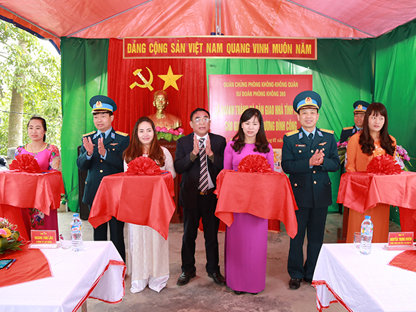 Sư đoàn 365 bàn giao Nhà tình nghĩa cho thương binh Dương Đình Công