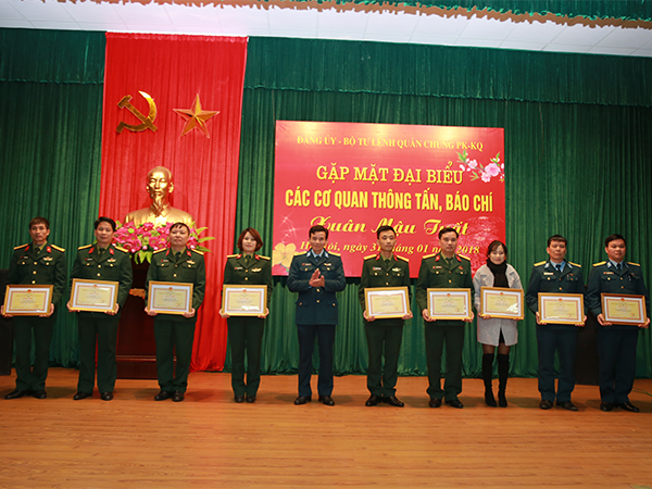 Quân chủng Phòng không - Không quân tổ chức gặp mặt đại biểu các cơ quan thông tấn, báo chí nhân dịp Xuân Mậu Tuất - 2018