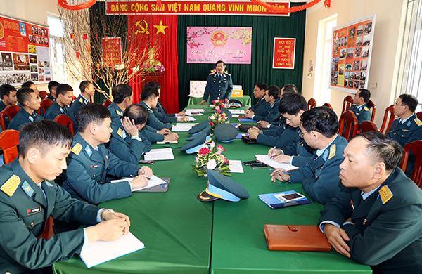 Tư lệnh Quân chủng Phòng không-Không quân kiểm tra sẵn sàng chiến đấu và chúc Tết các đơn vị thuộc Sư đoàn 365