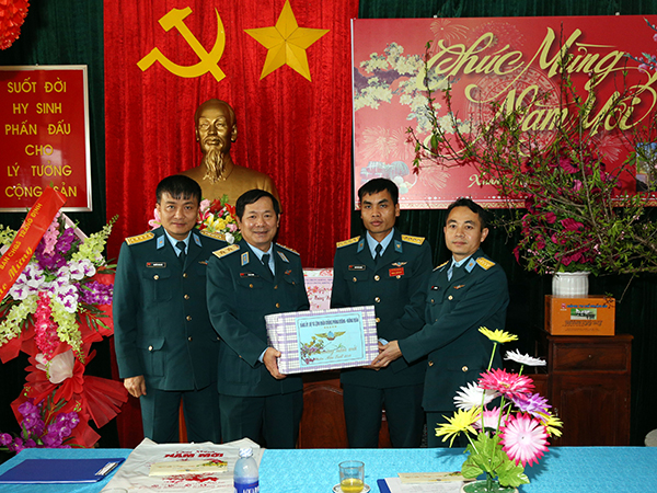 Tư lệnh Quân chủng Phòng không-Không quân kiểm tra sẵn sàng chiến đấu và chúc Tết các đơn vị thuộc Sư đoàn 365