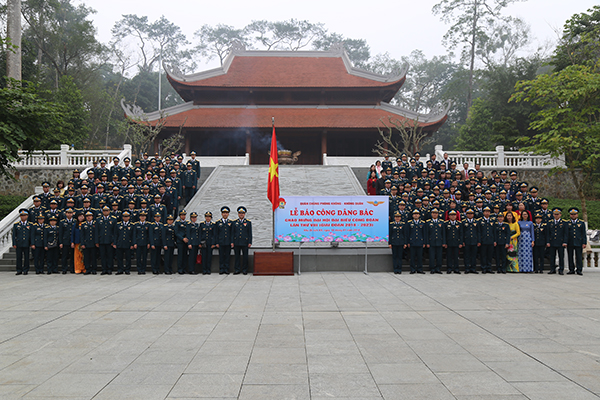 Đoàn đại biểu Công đoàn Quân chủng Phòng không-Không quân báo công dâng Bác tại Khu Di tích lịch sử K9