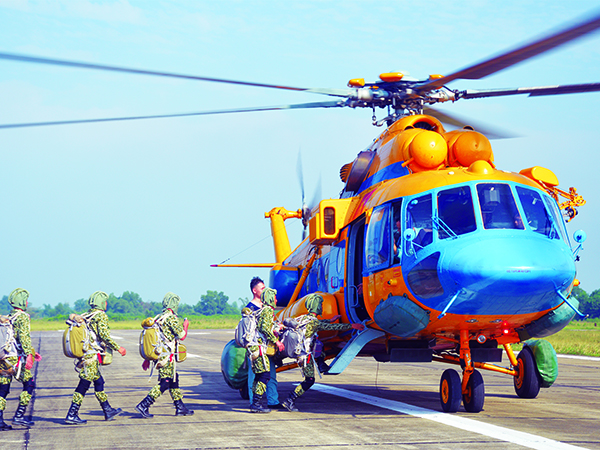 Trung đoàn 916 tích cực thực hiện nhiệm vụ bay thả dù