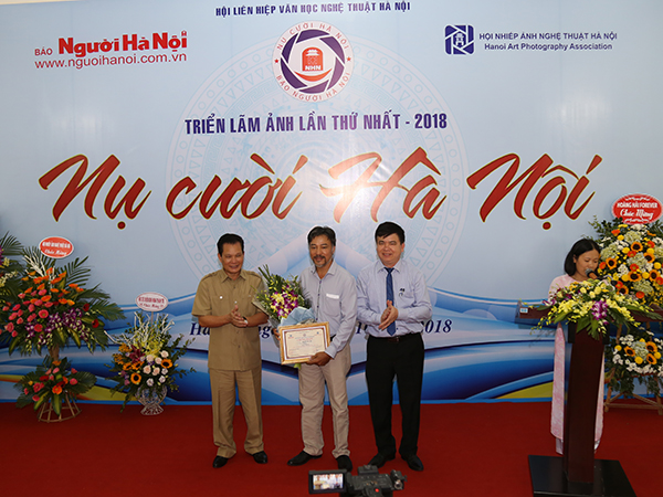Khai mạc triển lãm ảnh “Nụ cười Hà Nội”