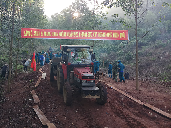 Trung đoàn Không quân 923 giúp nhân dân Nghĩa Yên làm đường liên thôn