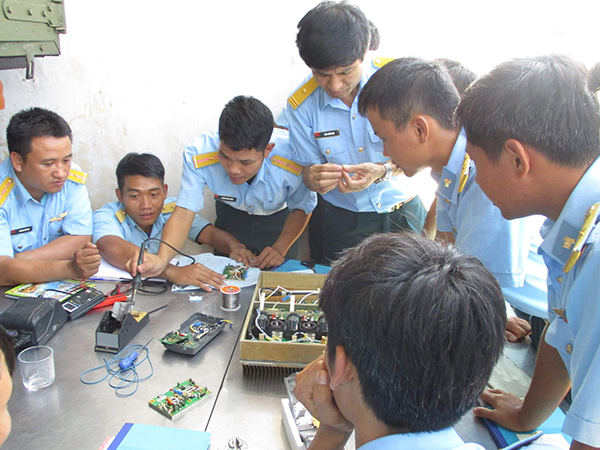 Cục Kỹ thuật PK-KQ huấn luyện bổ sung kiến thức và cách khắc phục hỏng hóc Đài ra đa P-18M cho Trung đoàn 292, Sư đoàn 377