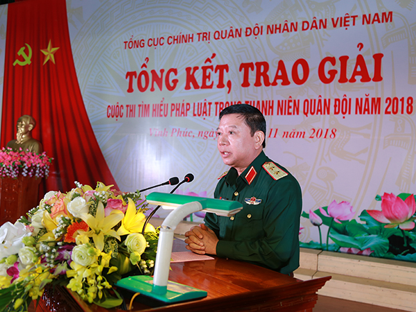 61 giải thưởng được trao cho các tập thể, cá nhân trong tham gia Cuộc thi tìm hiểu pháp luật trong thanh niên Quân đội năm 2018