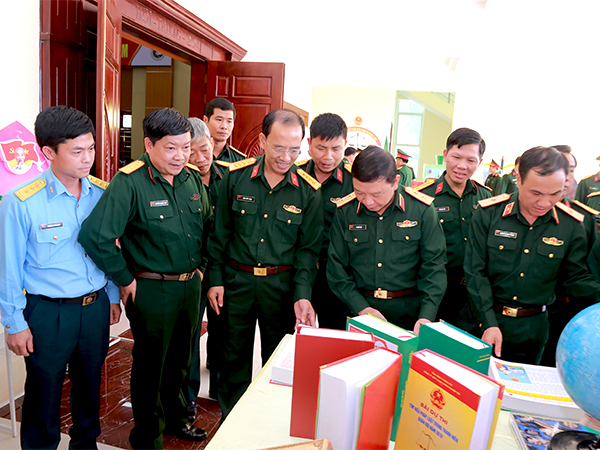 61 giải thưởng được trao cho các tập thể, cá nhân trong tham gia Cuộc thi tìm hiểu pháp luật trong thanh niên Quân đội năm 2018