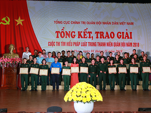 61 giải thưởng được trao cho các tập thể, cá nhân tham gia Cuộc thi tìm hiểu pháp luật trong thanh niên Quân đội năm 2018