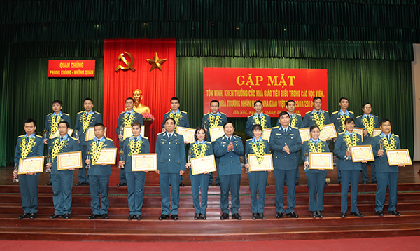 Gặp mặt, tôn vinh, khen thưởng các nhà giáo tiêu biểu năm 2018