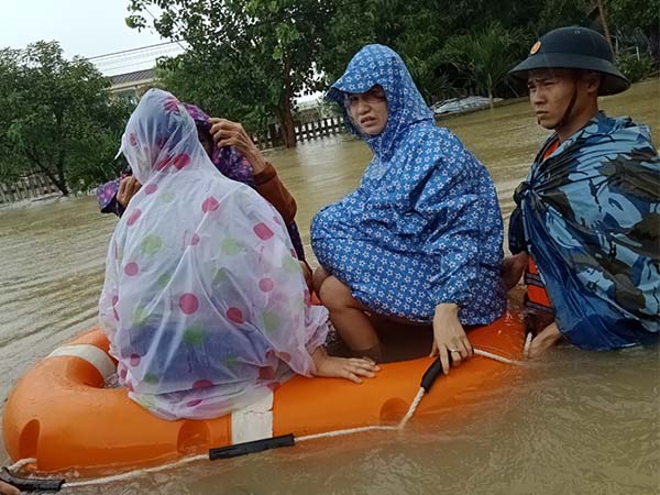 20 chiến sĩ Sư đoàn 375 giúp nhân dân tỉnh Quảng Nam chống lũ