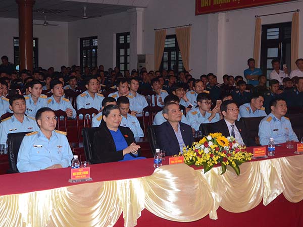 Phó Chủ tịch thường trực Quốc hội Tòng Thị Phóng thăm Sư đoàn 372
