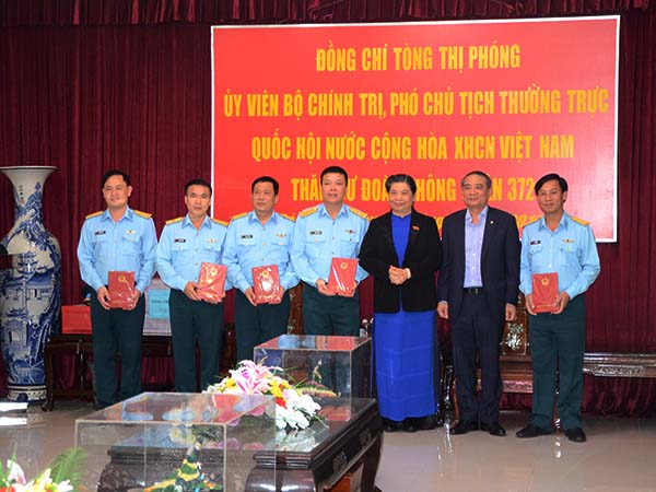 Phó Chủ tịch thường trực Quốc hội Tòng Thị Phóng thăm Sư đoàn 372