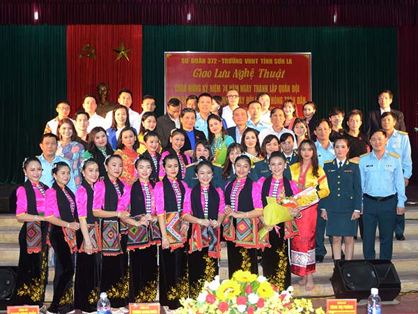 Phó Chủ tịch thường trực Quốc hội Tòng Thị Phóng thăm Sư đoàn 372