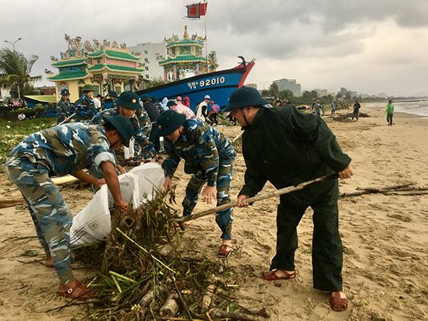 Các đơn vị khu vực miền Trung giúp nhân dân Đà Nẵng tổng dọn vệ sinh môi trường sau mưu lũ